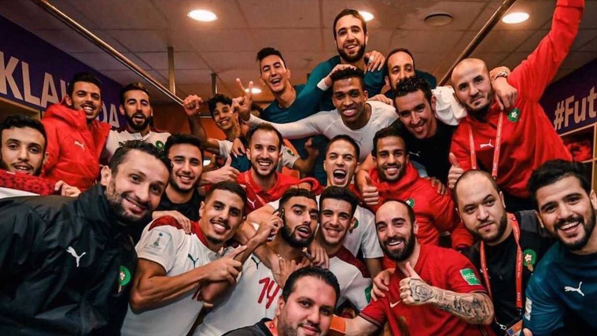 Les joueurs marocains et portugais célèbrent ensemble la qualification en huitème de finale à la Coupe du monde de Futsal.

