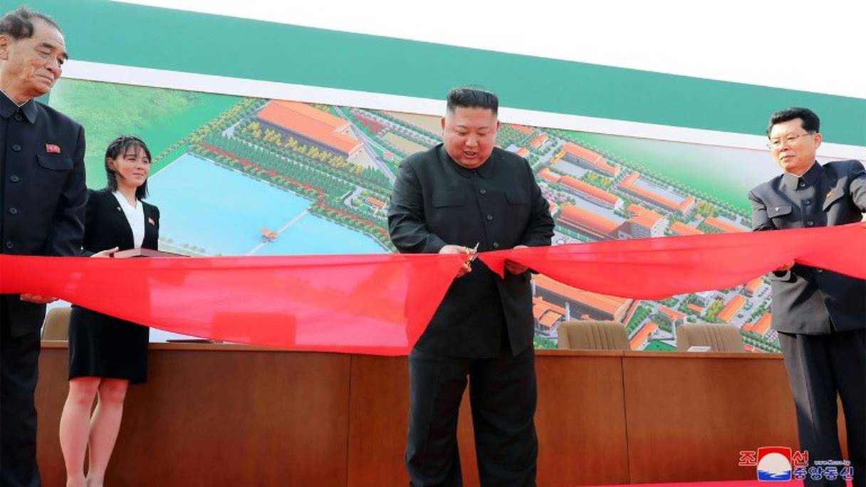 Le dirigeant nord-coréen Kim Jong Un inaugure une usine d'engrais à Sunchon (Corée du Nord) le 1er mai 2020, sur une photo transmise par l'agence de presse nord-coréenne KCNA le 2.
