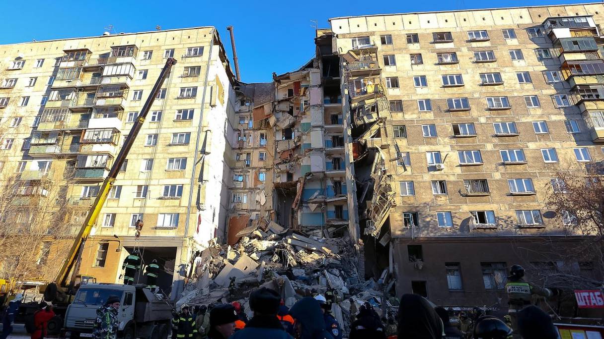 L'immeuble de Magnitogorsk (Russie) détruit.

