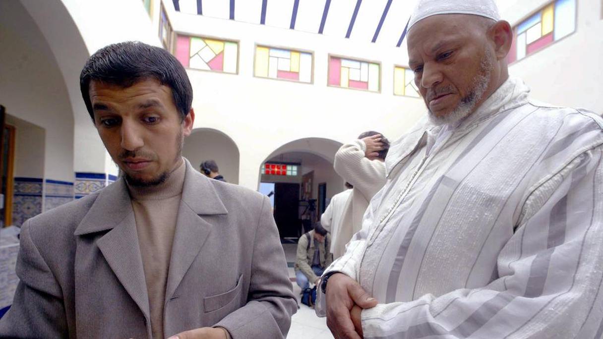 Photo d'archive prise le 18 juin 2004 montrant l'Imam Hassan Iquioussen (à gauche), alors président de l'association en charge de la gestion de la mosquée des Escaudain à Escaudain, dans le nord de la France.
