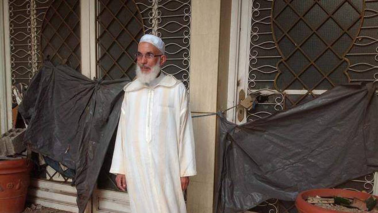 Mohamed Abbadi, SG d'Al adl wal ihssane, devant son domicile sous scellés à Oujda. 
