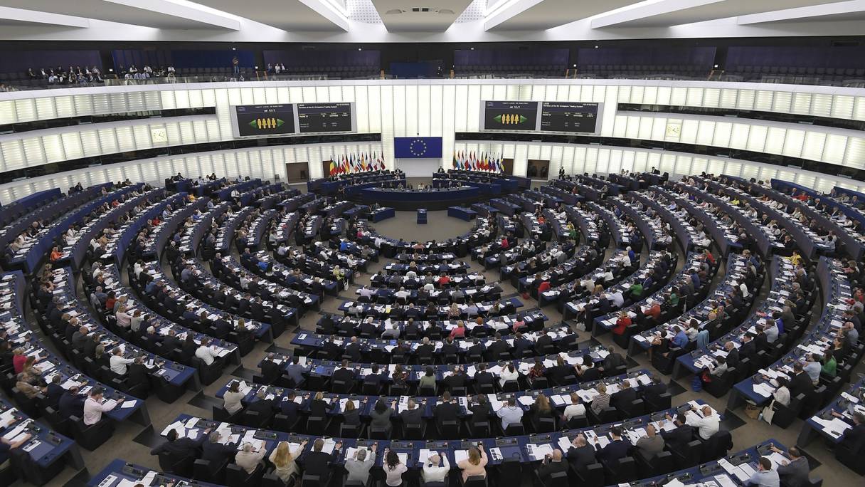 Des membres du Parlement européen participent à une séance de vote lors d'une session plénière au Parlement européen à Strasbourg, le 8 juin 2022.
