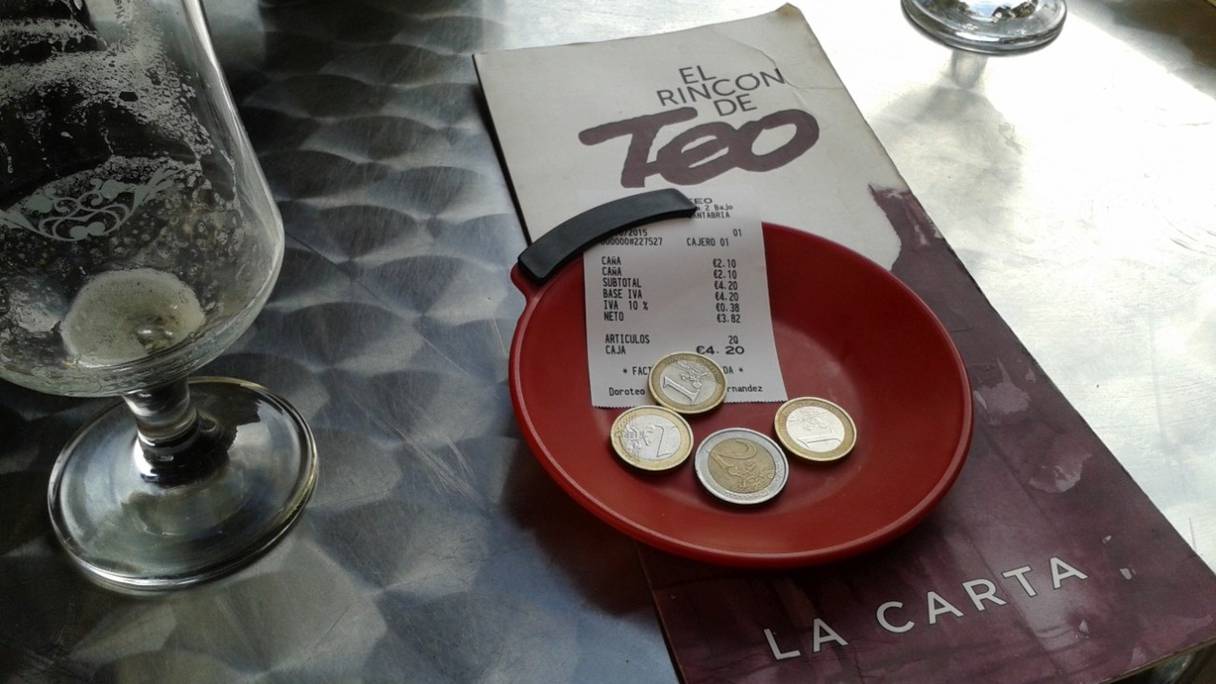 Quelques euros laissés en pourboire sur la table d'un restaurant en Europe.
