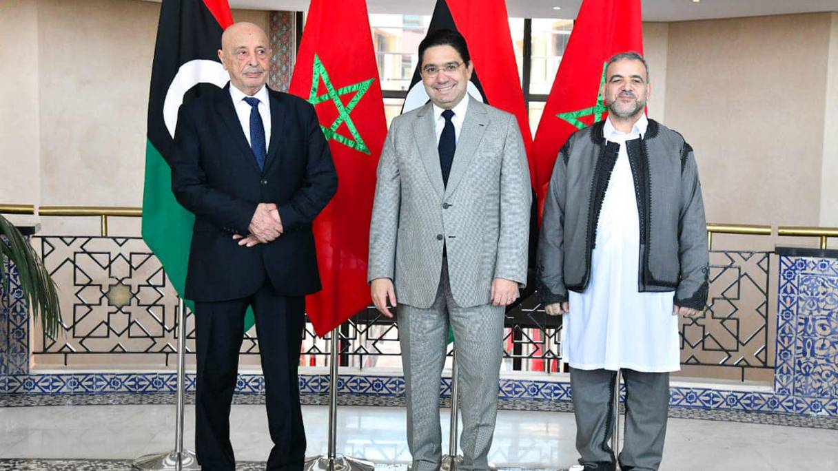 Nasser Bourita, entouré des représentants des deux clans politiques rivaux de Libye: à gauche, Aguila Saleh, président de la Chambre des représentants, et à droite, Khaled Machri, président du haut conseil de l’Etat libyen, vendredi 21 octobre 2022.
