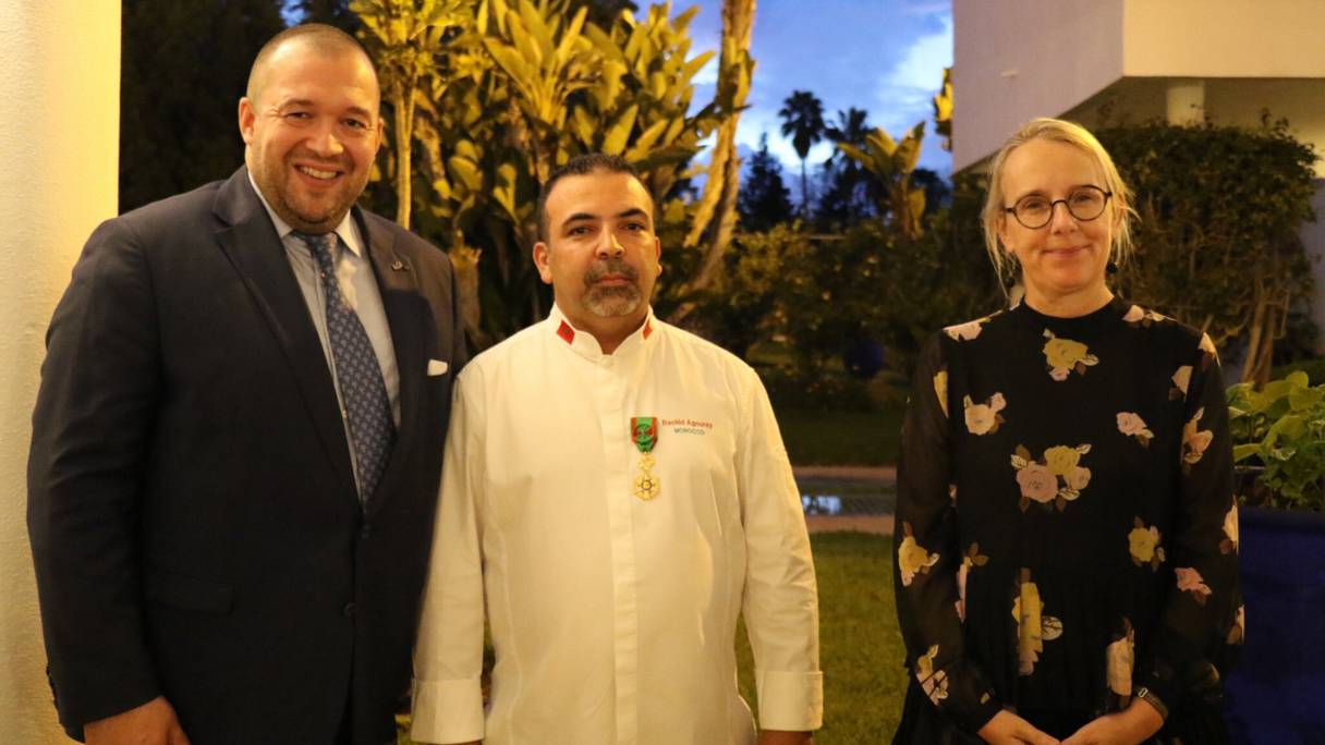 Rachid Agouray, chef cuisinier de La Mamounia, Guillaume Gomez, représentant personnel du président de la République pour la gastronomie et l’ambassadrice de France au Maroc, Hélène Le Gal, à la résidence de l'ambassade de France à Rabat, le 2 novembre 2021. 
