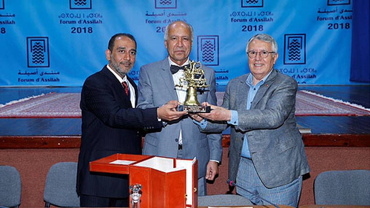 Ahmed El Madini (centre) recevant le prix Mohamed Zafzaf du roman arabe.
