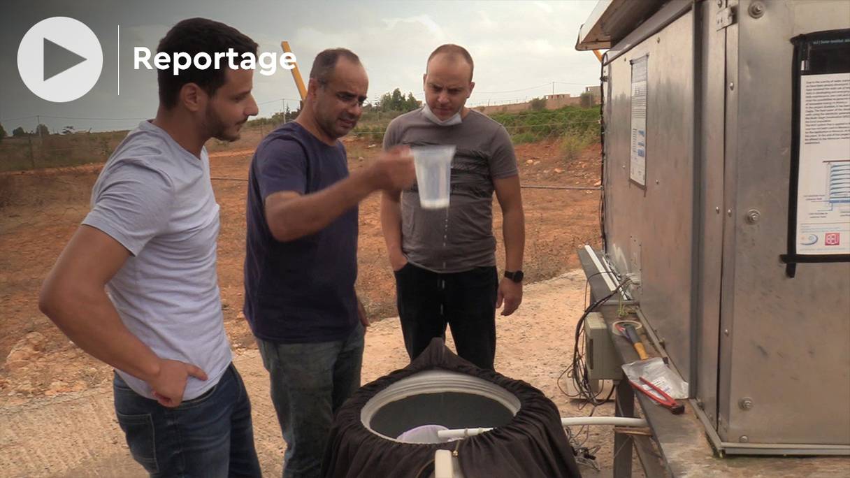 Le Dr Khalil Kassmi (au centre), superviseur du projet portant sur le dessalement solaire des eaux souterraines à Berkane vérifie, avec deux membres de son équipe, l'état de l'eau distillée produite par cette nouvelle installation.
