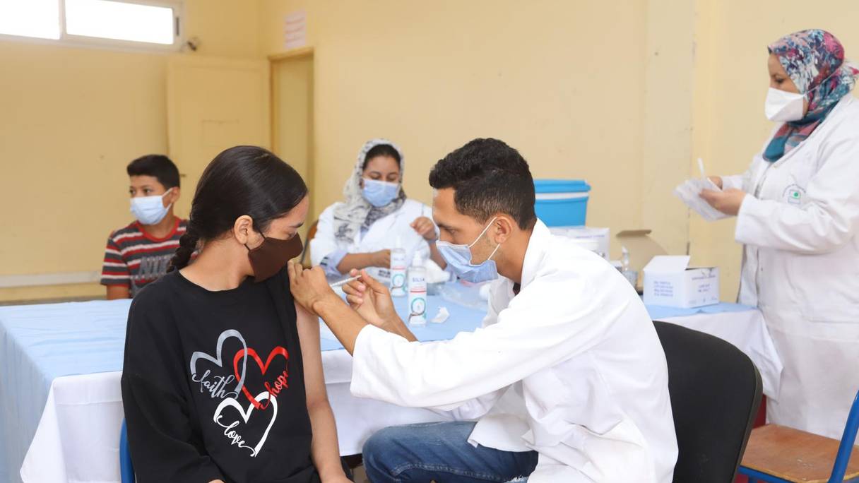 Un infirmier injecte un vaccin anti-Covid-19 à une adolescente dans un centre de vaccination à Al Haouz, le 14 septembre 2021.
