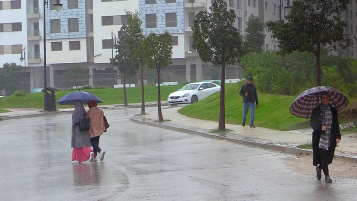 Des passants sous la pluie à Tanger.
