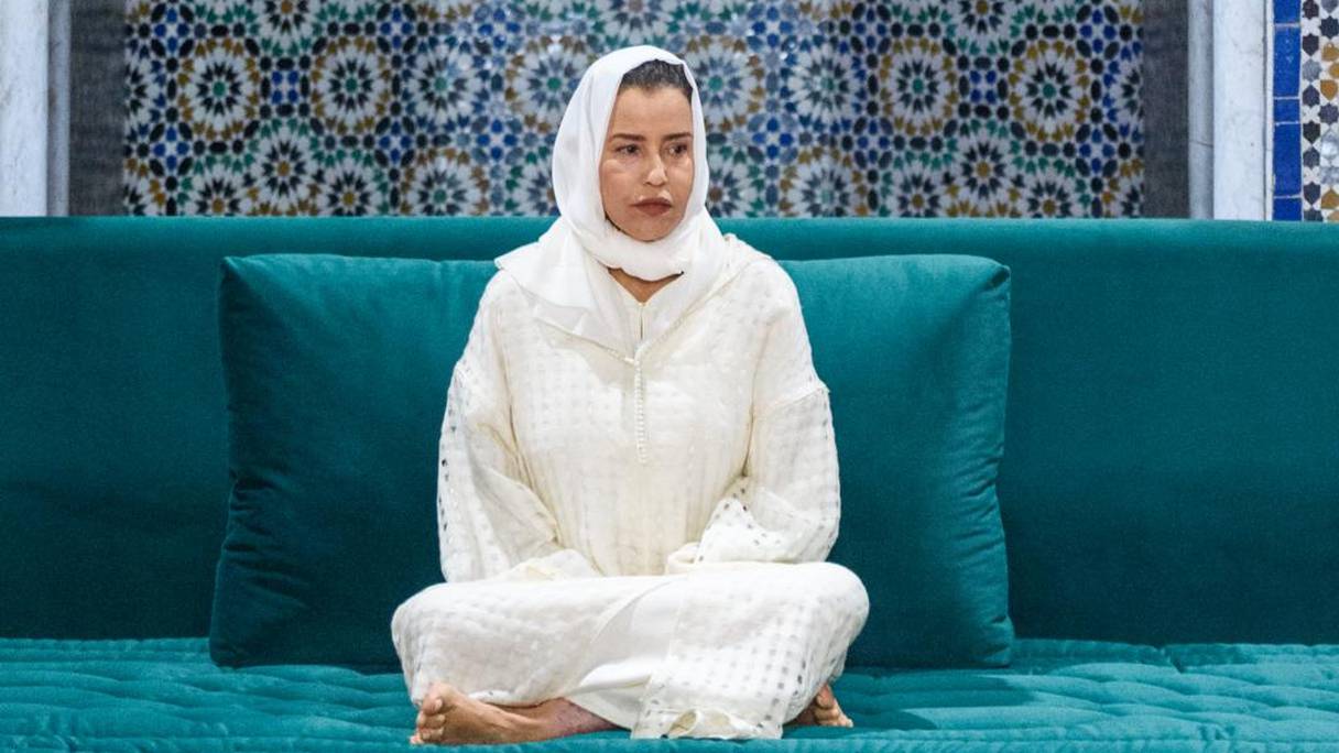 La princesse Lalla Meryem a présidé, vendredi 4 novembre 2022, à la mosquée Assouna à Rabat, une veillée religieuse en commémoration du 24e anniversaire de la disparition du regretté roi Hassan II.
