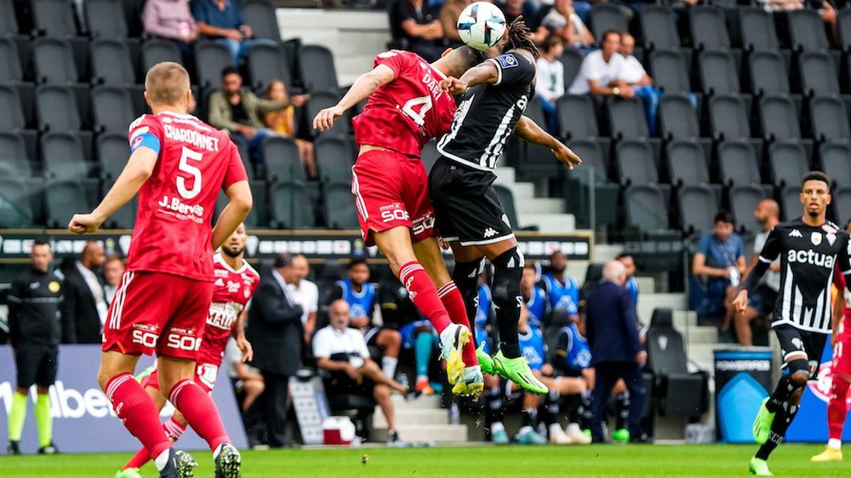 Achraf Dari, pilier du mur défensif du Stade Brestois. Ici en action contre Angers SCO, dimanche 21 août 2022.
