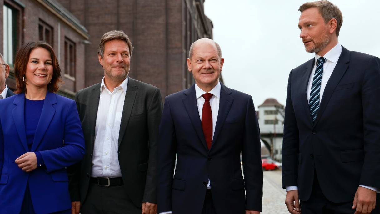 Les co-dirigeants du parti allemand des Verts (Die Gruenen) Annalena Baerbock et Robert Habeck, le candidat social-démocrate (SPD) du chancelier Olaf Scholz et le chef du Parti libre-démocrate (FDP) Christian Lindner présentent leur accord pour leur gouvernement post-Merkel, le 24 novembre 2021, à Berlin.
