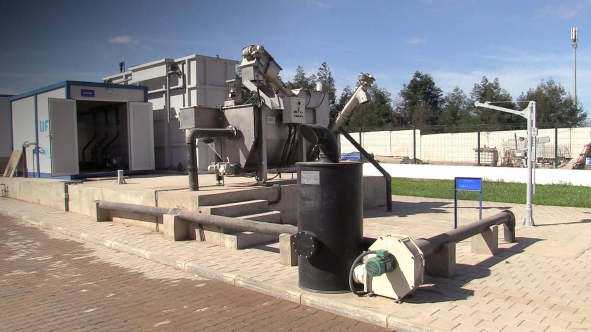 A l'université Ibn Tofail de Kénitra, une installation pour l'épuration des eaux usées est opérationnelle, et sert à arroser les espaces verts.

