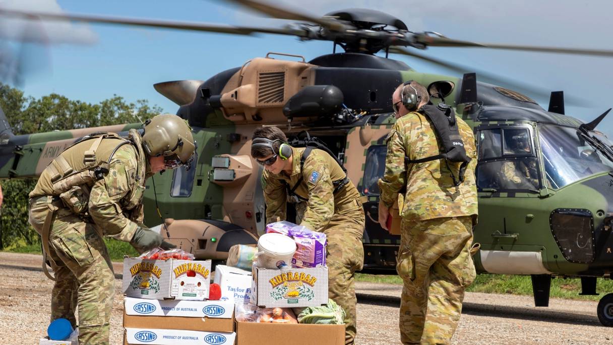 Des soldats australiens chargeant des caisses de nourriture fraîche sur un hélicoptère multirôle MRH-90 Taipan. Photo prise le 4 mars 2022 et publiée par les Forces de défense australiennes le 6 mars.
