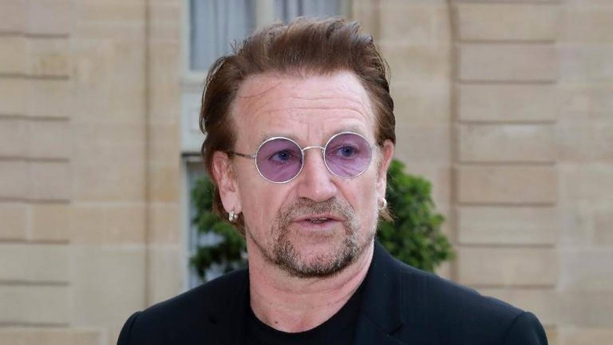 Bono, le chanteur du groupe de rock U2. 
