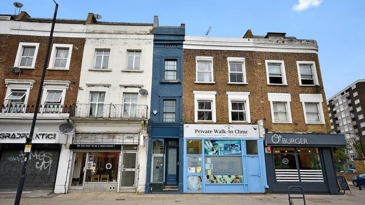 Distinctive grâce à sa couleur bleue, l'étroite maison de cinq étages est située dans le quartier de Shepherd's Bush, à Londres. 
