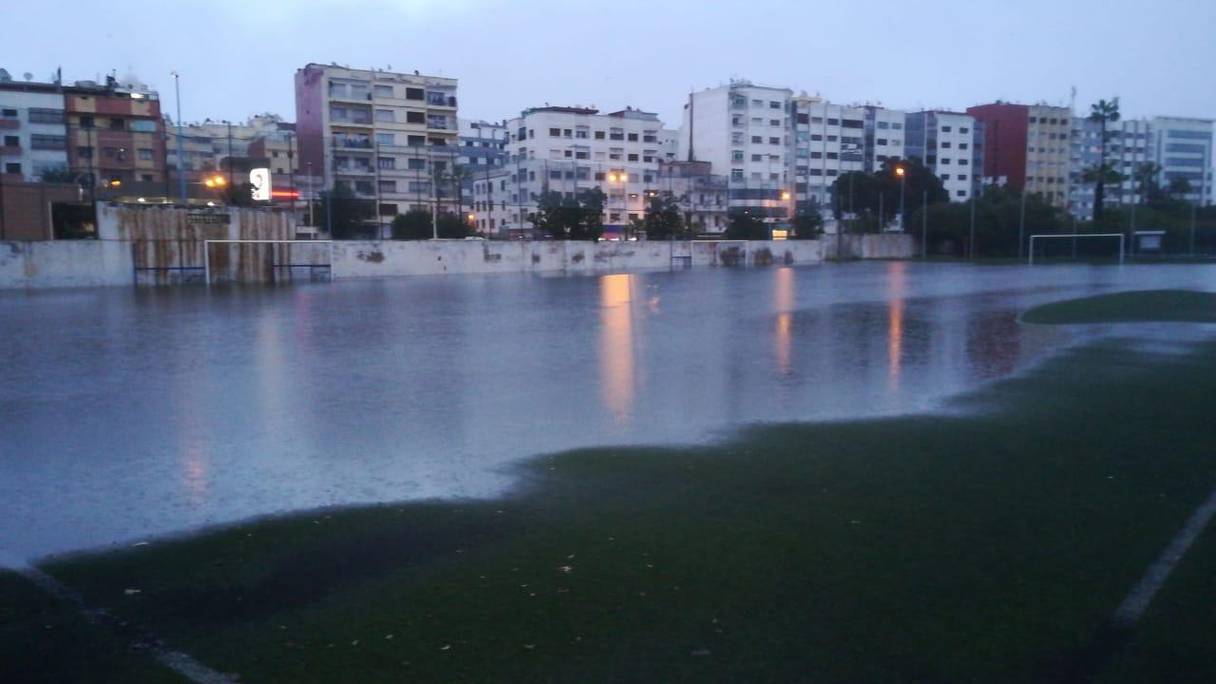 Le terrain de foot de Beaulieu, l'annexe sportive du lycée Lyautey de Casablanca, sous l'eau, au matin du jeudi 7 janvier 2021. 
