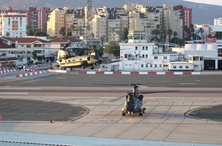 Deux des trois hélicoptères Chinook de la Royal air force britannique mis à la disposition du Maroc.
