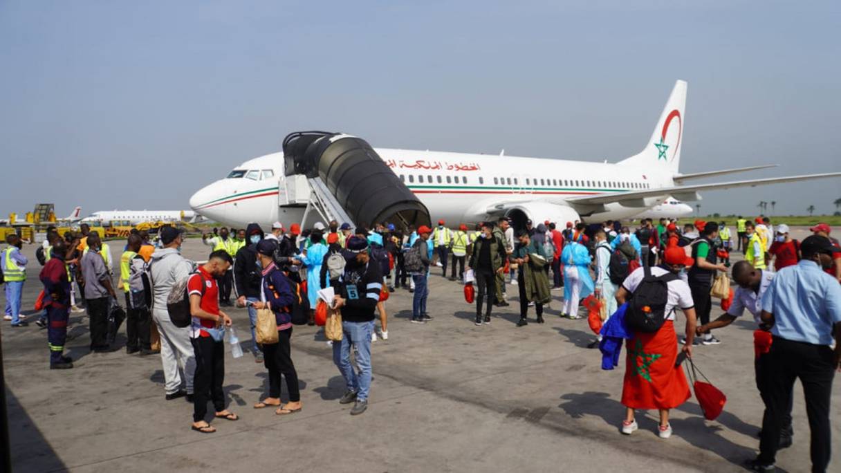 Des supporters de l'équipe du Maroc de football, à leur descente d'avion à l'aéroport de Kinshasa, le 24 mars 2022.
