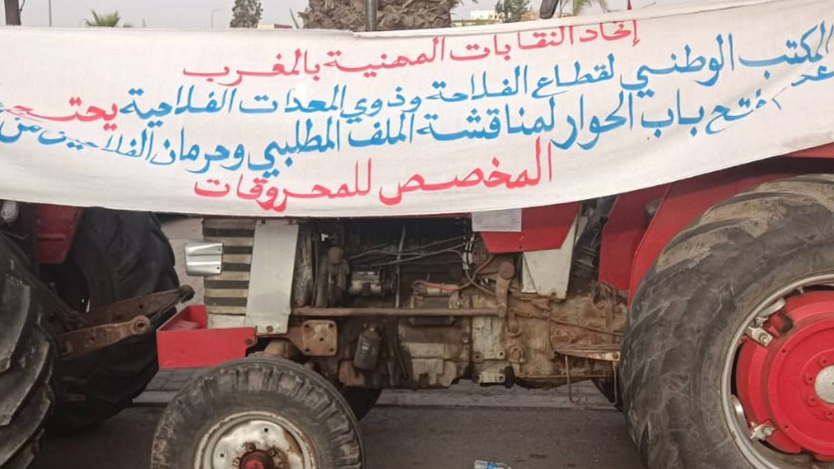 Un tracteur à usage agricole roule sur de l'asphalte, au cours d'une manifestation de protestation d'agriculteurs. Au 3 octobre 2022, près de 1.000 tracteurs sont à l'arrêt, selon une estimation de l’Union des syndicats professionnels au Maroc -secteur de l’agriculture.
