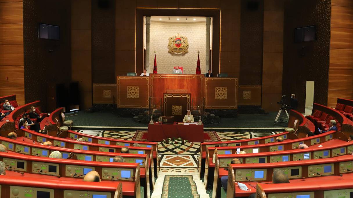 Les Conseillers lors de la séance plénière consacrée aux élections des structures de la deuxième Chambre, au Parlement, le 10 octobre 2021, à Rabat.

