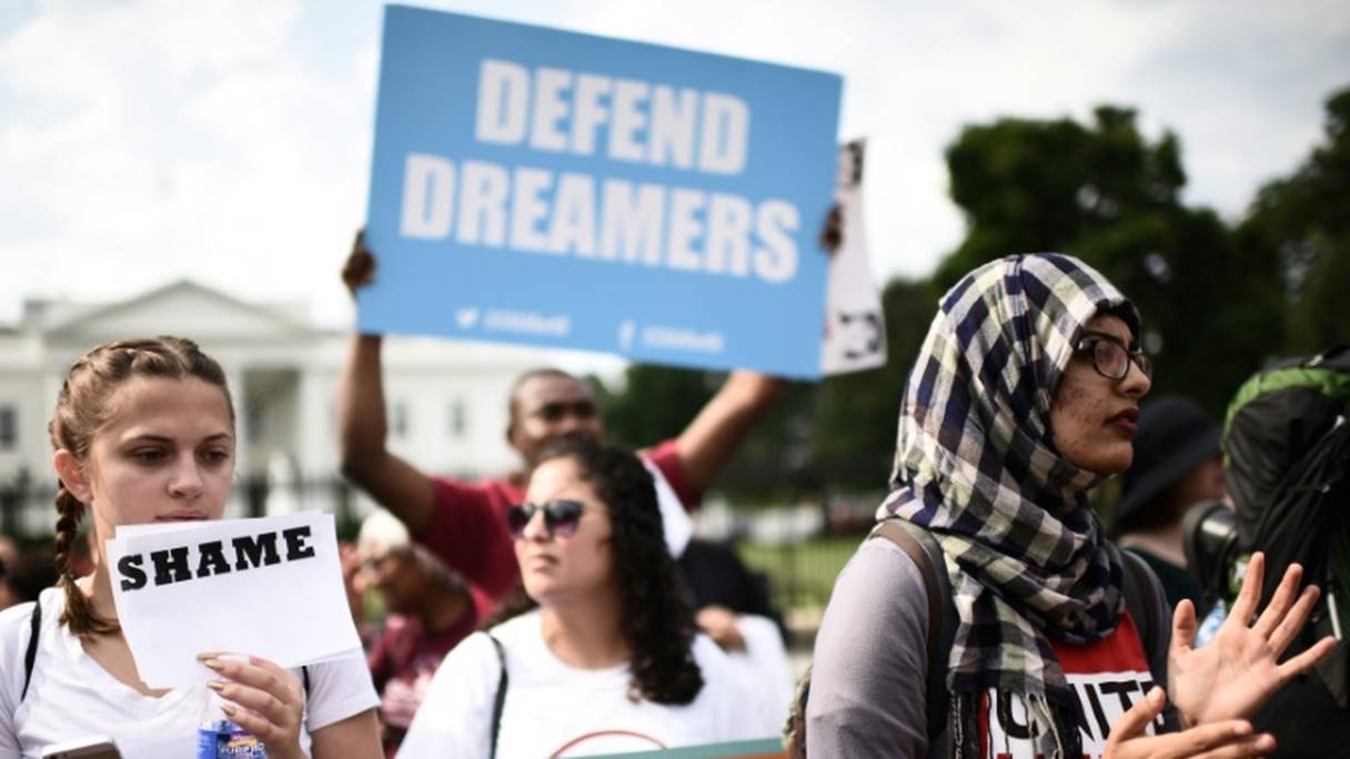 Immigrants et sympathisants manifestent lors d'un rassemblement à l'appui de l'Action différée pour les arrivées infantiles (DACA) devant la Maison Blanche le 5 septembre 2017 à Washington.
