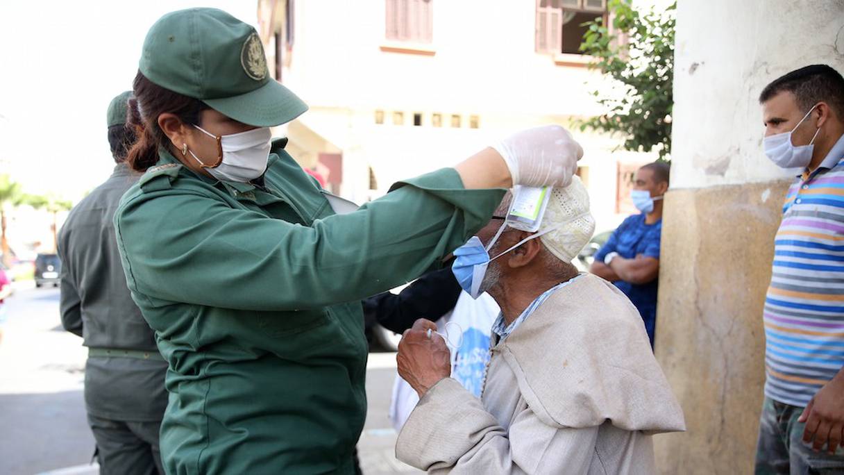 Opération de sensibilisation sur le port du masque et la nécessité des mesures préventives, par les forces de l'ordre, à Casablanca. 
