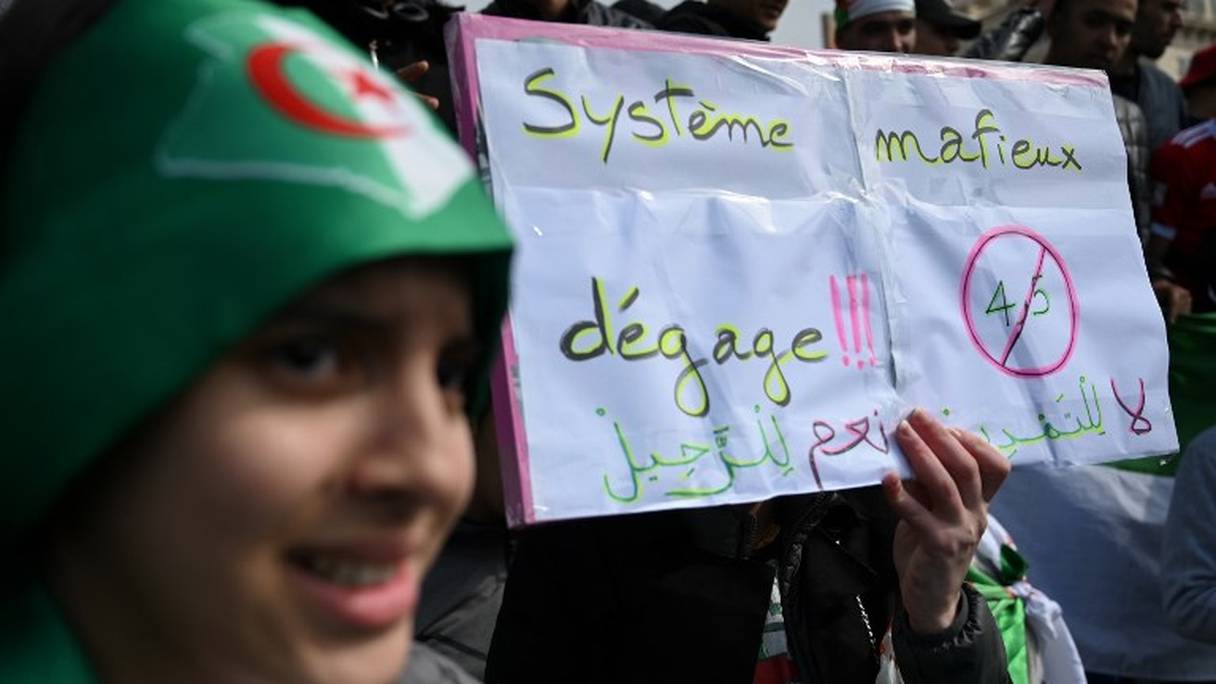 Lors d'une manifestation contre le régime Bouteflika à Marseille, dimanche 17 mars 2019.
