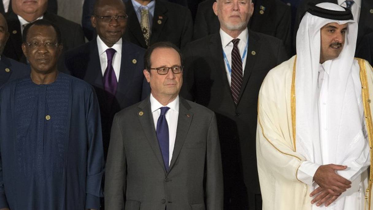 François Hollande entouré du président tchadien Idriss Déby (g.) et l’Emir du Qatar, Sheikh Tamim bin Hamad al-Thani, à Marrakech le 15 novembre 2016.
