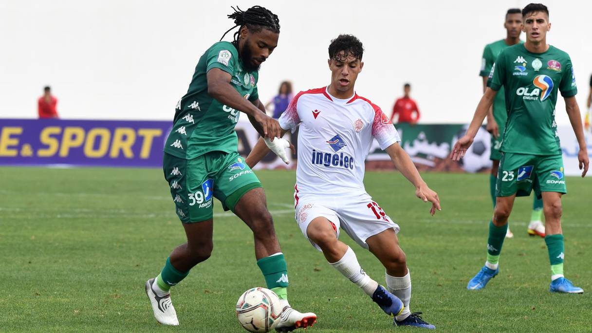 Une action du match Wydad-Raja comptant pour la Coupe du Trône, remporté par les rouges 2 buts à 0, le 7 juillet 2022 à Casablanca. 
