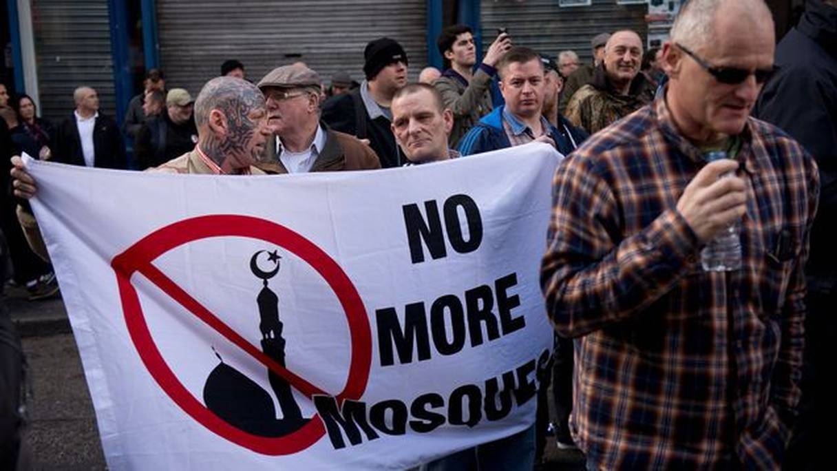 Des manifestants brandissent une bannière contre la construction de mosquées, le 28 février 2015 à Newcastle, dans le nord de l'Angleterre.
