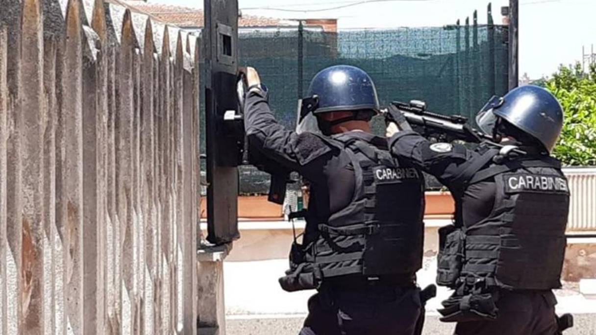 Des Carabinieri, agents de la police italienne, sur la scène d'un crime, ici au sud de Rome, le 13 juin 2021.
