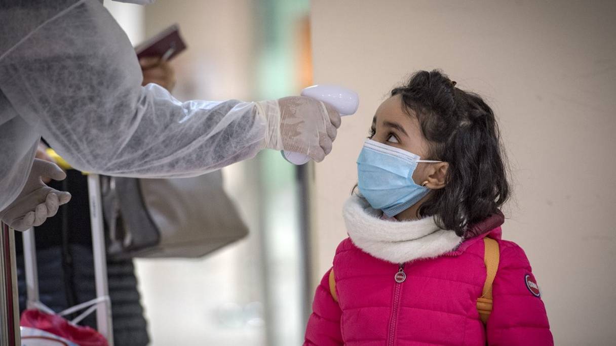 Une petite voyageuse contrôlée par les services de santé à son arrivée à l'aéroport Mohammed V.
