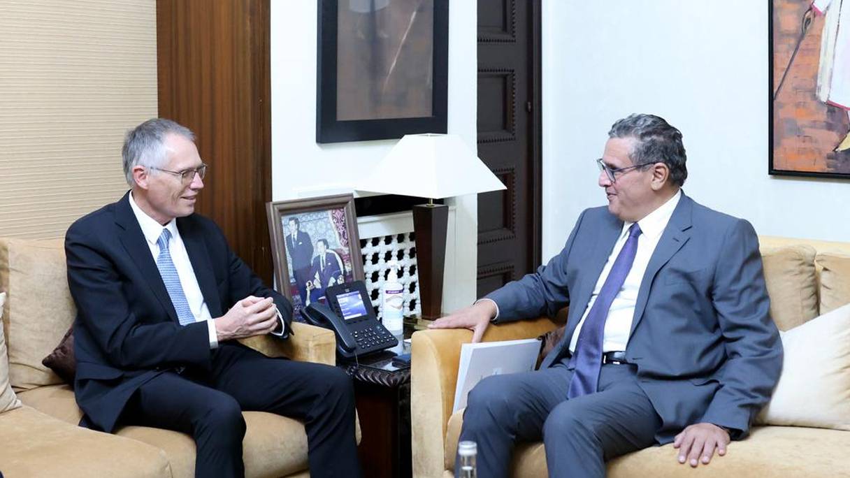 Le chef du gouvernement, Aziz Akhannouch, avec Carlos Tavares, CEO du groupe multinational Stellantis, le mercredi 9 novembre 2022, à Rabat.
 
