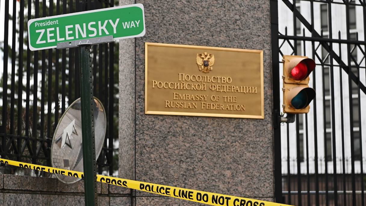 Un faux panneau de rue au nom du président ukrainien Volodymyr Zelensky est planté à l'extérieur de l'ambassade de la Fédération de Russie, à Washington, le 7 mars 2022.
