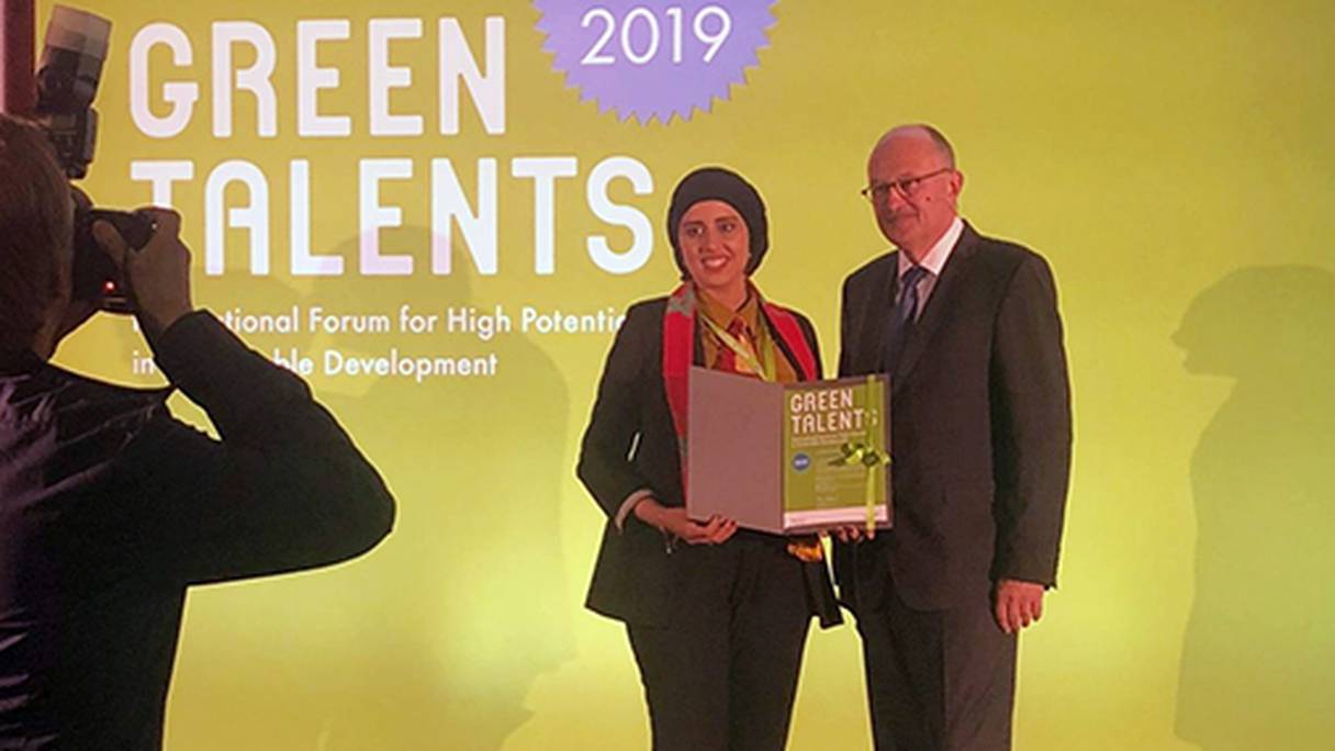 Karima El Azhary recevant le prix des Green Talents 2019, en Allemagne.
