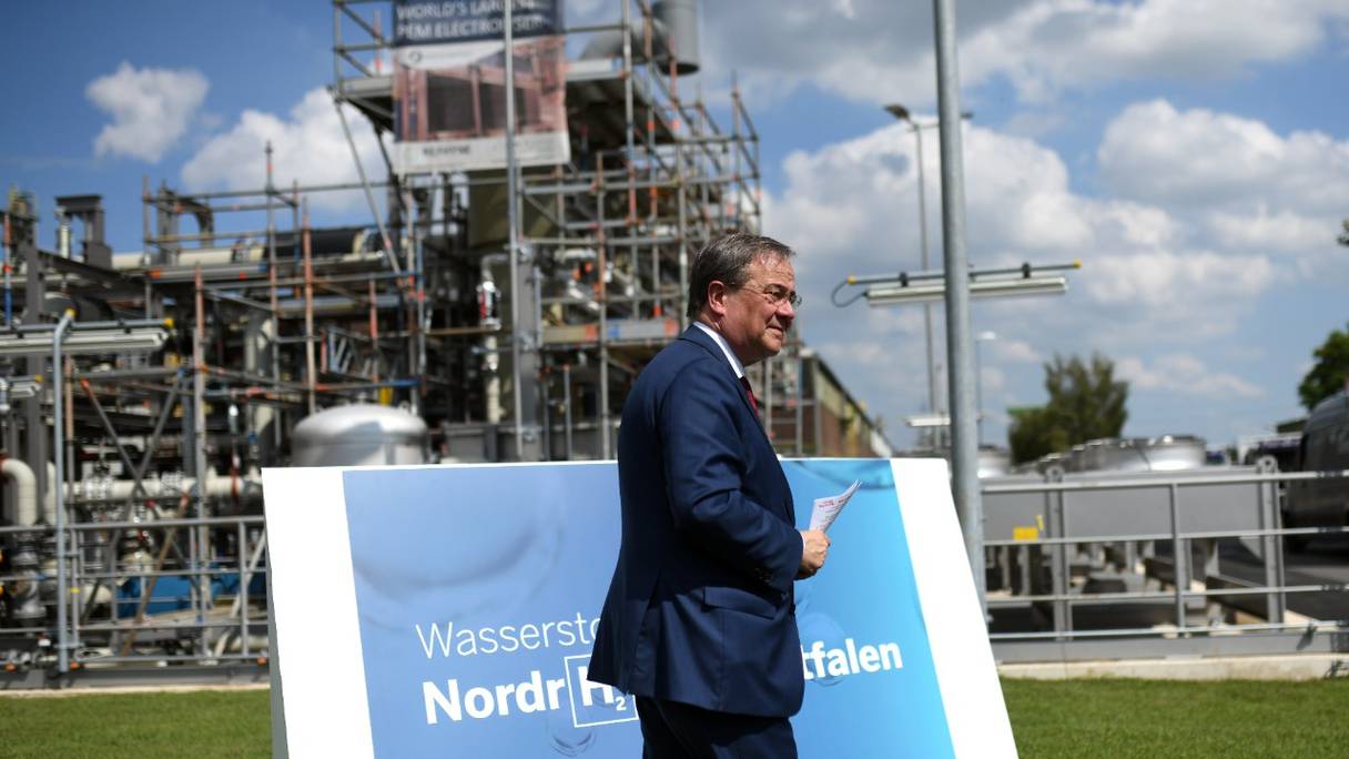 Armin Laschet, leader de la CDU, à l'inauguration d'une usine de production d'hydrogène vert au "Shell Energy an Chemicals Park Rheinland" du géant pétrolier anglo-néerlandais, à Wesseling, dans l'ouest de l'Allemagne, le 2 février 2021.
