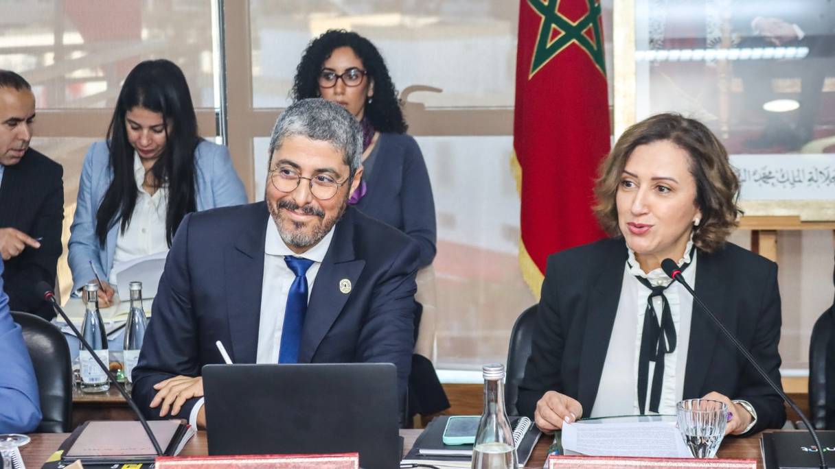 Fatim-Zahra Ammor, ministre du Tourisme en compagnie de Adil El Fakir, directeur général de l'Office national marocain du tourisme lors du Conseil d'administration de l'ONMT, réunit ce mardi 20 décembre 2022. 
