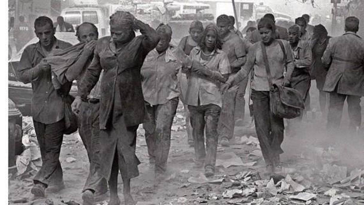 11 septembre: des survivants marchant au milieu des décombres.
