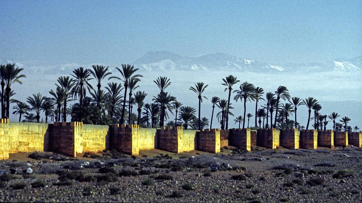 Muraille défensive de Marrakech. En 2020, la cité et son aire urbaine comptaient près d’un million d’habitants. Sa vaste médina, la plus peuplée d'Afrique du Nord, est classée au patrimoine mondial de l'humanité par l'Unesco. 
