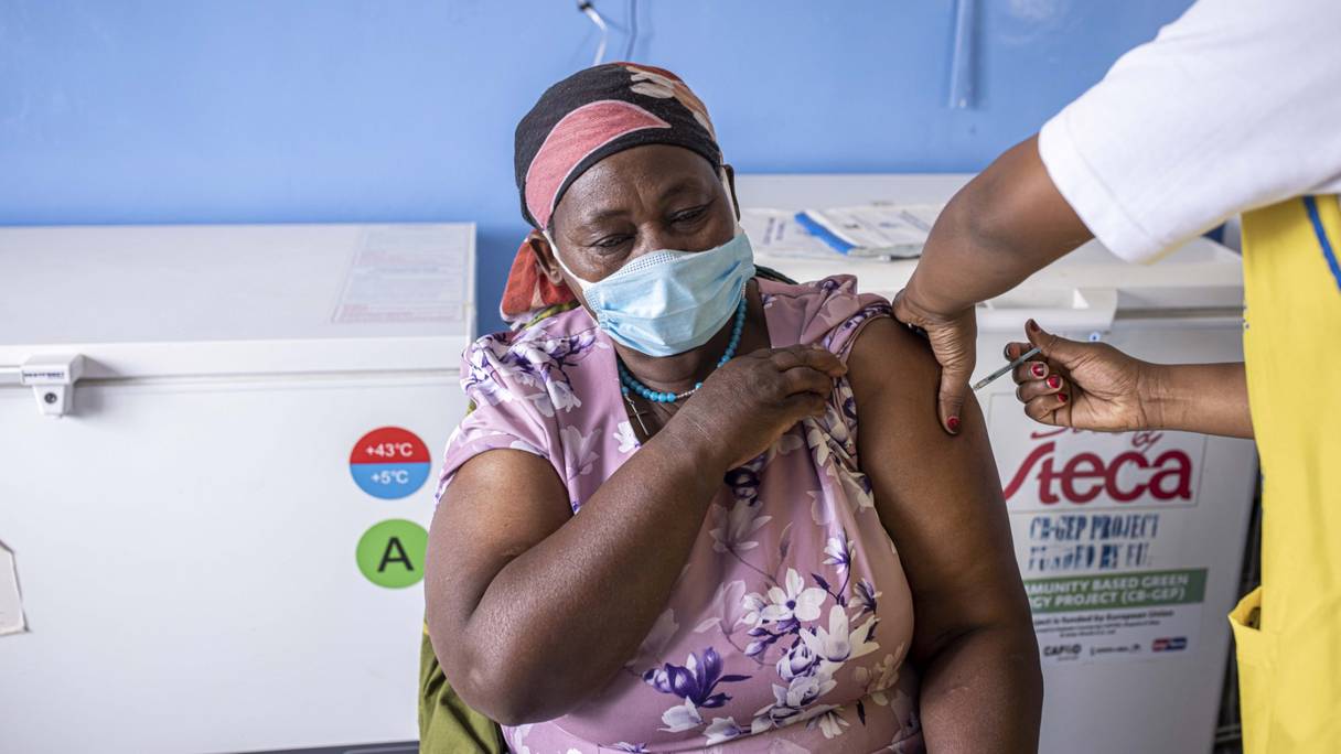 Une femme reçoit une dose de vaccin Moderna Covid-19 au dispensaire Oltepesi à Kajiado, au Kenya, le 9 septembre 2021.
