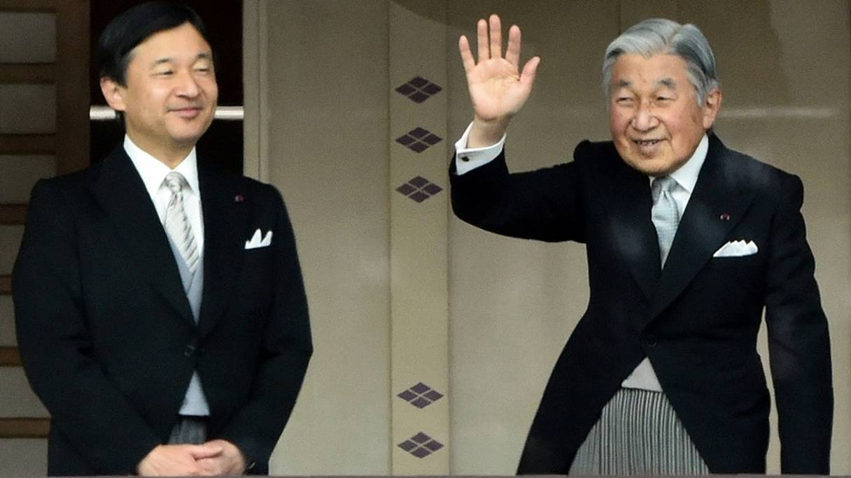 L'empereur Akihito (à d.) et son fils Naruhito (à g.) à Tokyo, le 2 janvier 2015.

