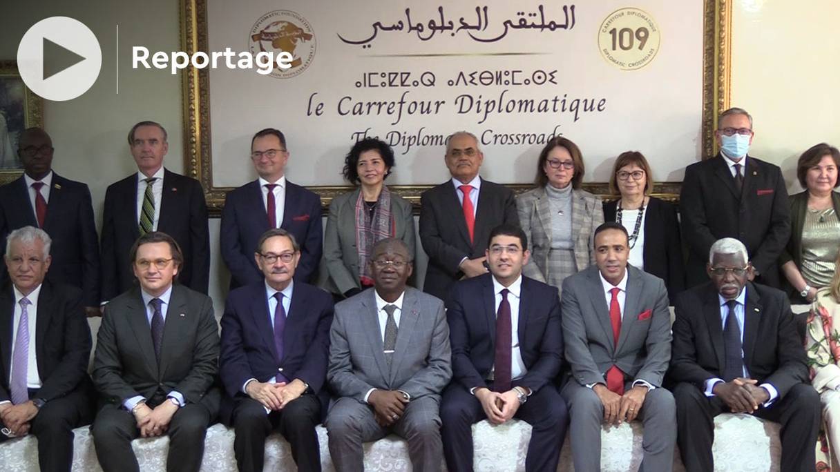Mehdi Bensaïd (troisième à partir de la droite), ministre de la Culture, de la Jeunesse et de la Communication a informé 40 ambassadeurs accrédités dans le Royaume des stratégies déployées par les départements qu'il dirige, le 17 février 2022, à Rabat.
