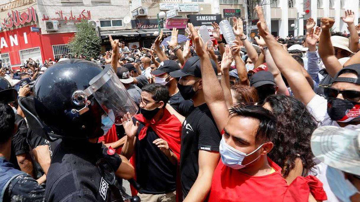 Des manifestants tunisiens contre le parti Ennahdha.
