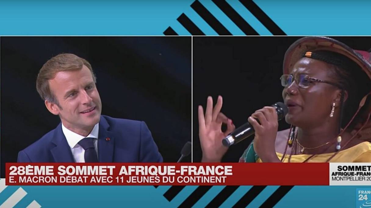 Lors de la 28e édition du sommet Afrique-France, le président Emmanuel Macron face à Ragnimwendé Eldaa Koama, entrepreneuse burkinabè.
