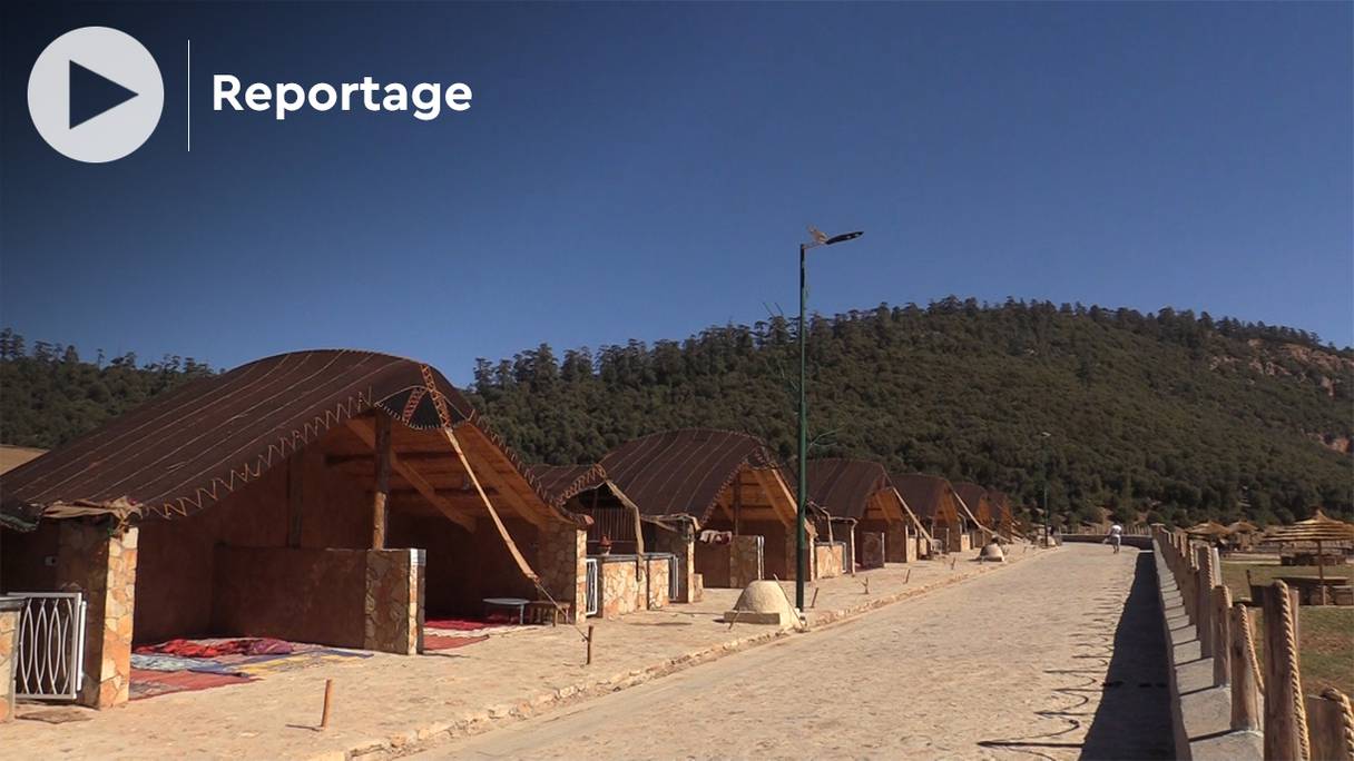 A Aguelmam Azegza, le lac naturel situé à l'est de la ville de Khénifra, l'INDH a financé, en partie, la construction de kiosques en bois pour remplacer les petits snacks de fortune et leurs toits en plastique ou en tôles.
