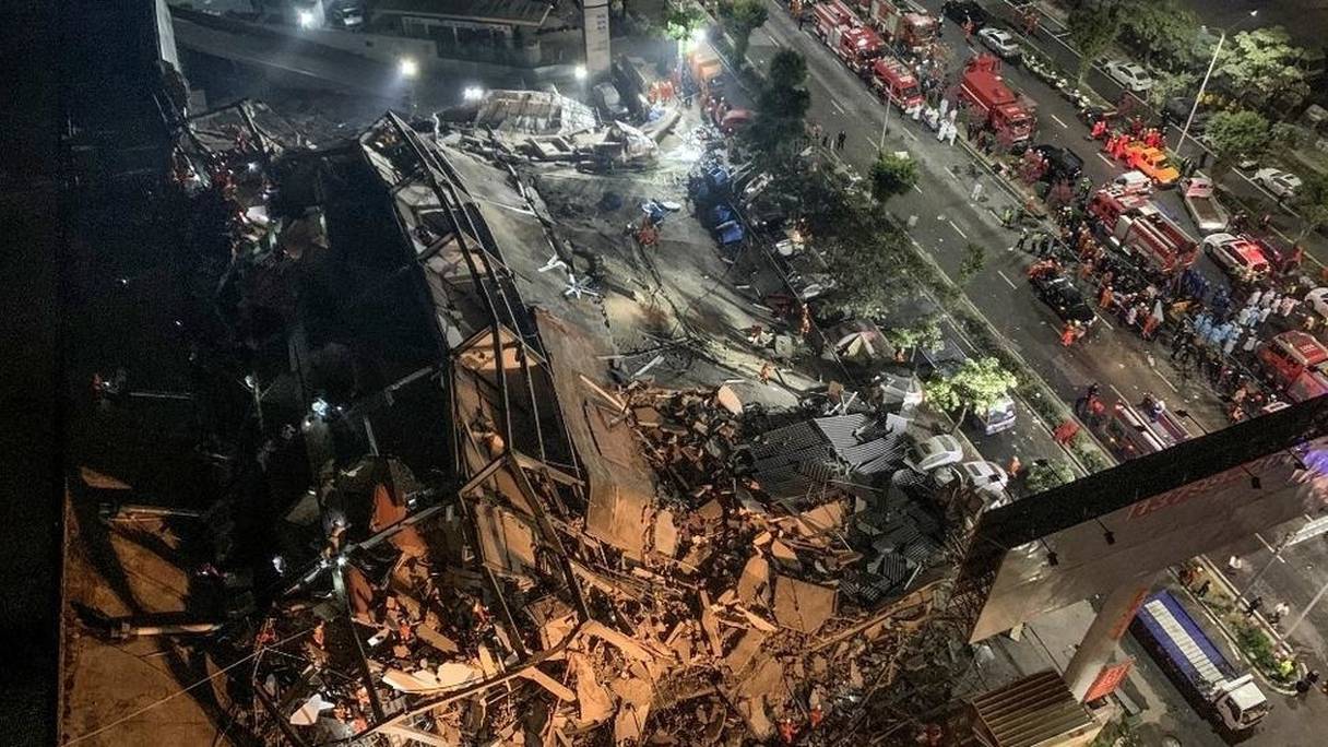 Les décombres de l'hôtel effondré, à Quanzhou le 7 mars 2020. 
