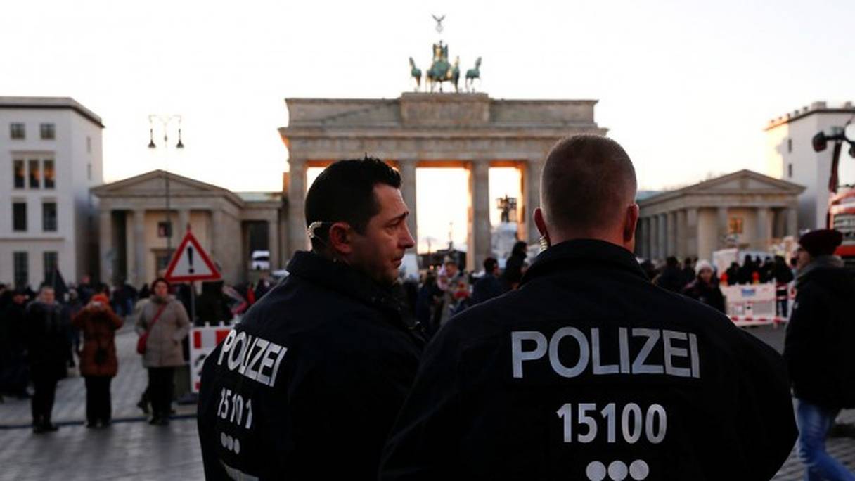 Policiers patrouillant dans les rues de Berlin. 
