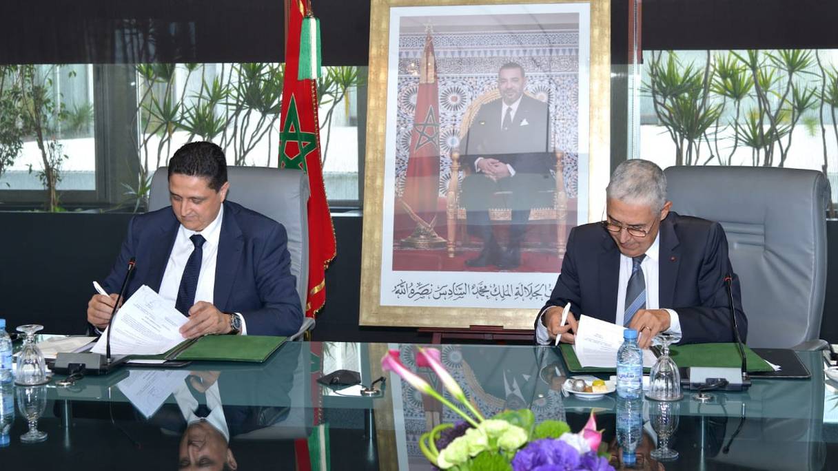 Lors de la signature de la convention par Mohamed El Kettani, PDG du groupe Attijariwafa bank (à droite) et Omar Moro, président de la FCMCIS
