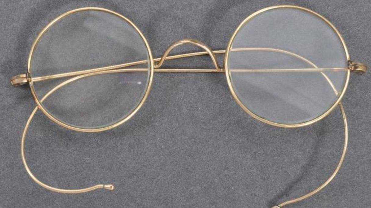 Des lunettes de Gandhi vendues 288.000 euros aux enchères en Angleterre.
